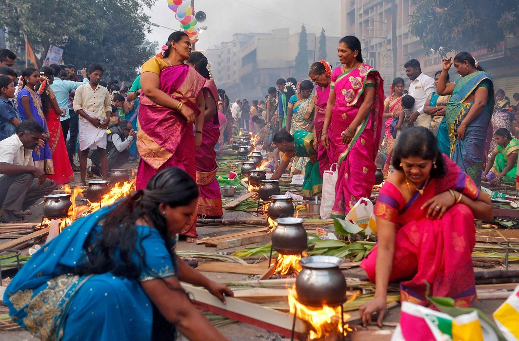 LONGING FOR THE SUN: Devotees prepare rice dishes to offer to the Sun as they attend Pongal celebrations early morning in Mumbai, January 14, Reuters/UNI