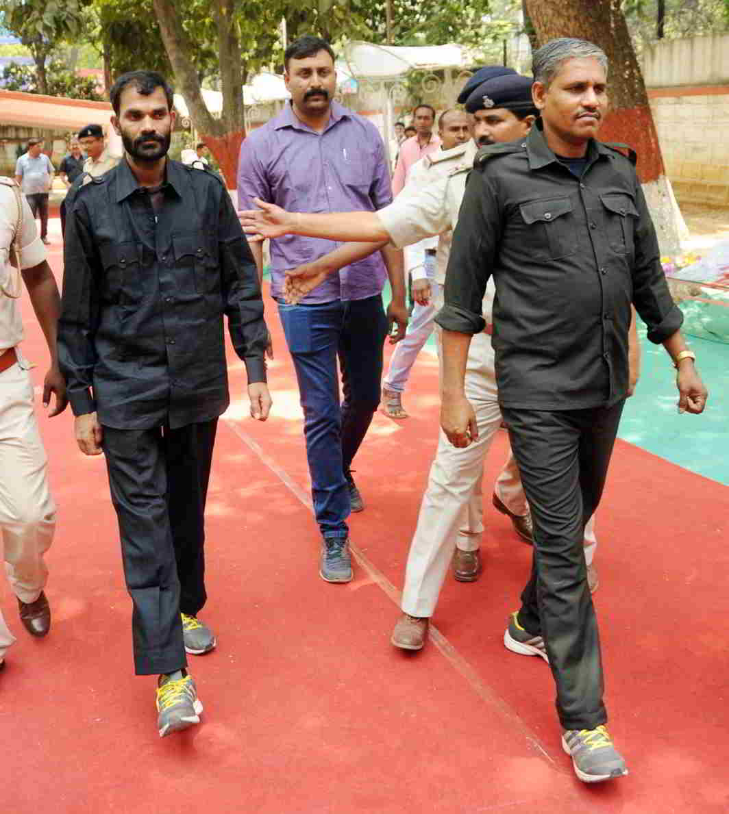 SUBMISSION: Maoists Nakul Yadav (R) and Madan Yadav surrender before IG (Operations) RK Mallick in Ranchi, UNI