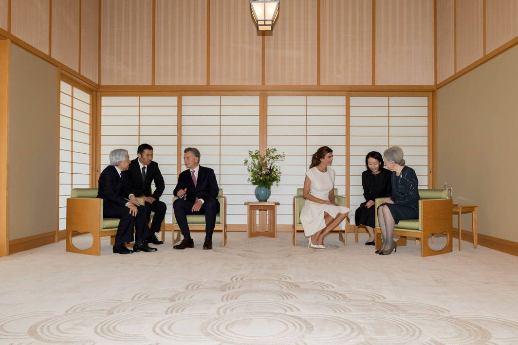 NORTHEAST, SOUTHWEST: Argentina's President Mauricio Macri (3rd L) and his wife Juliana Awada (3rd R) talk with Japan's Emperor Akihito (L) and Empress Michiko (R) when they pay a courtesy call at the Imperial Palace in Tokyo, Reuters/UNI