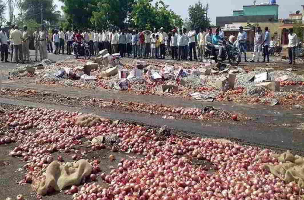 Maharashtra Farmers Call off agitation after loan waiver, Protests continue in MP and Karnataka