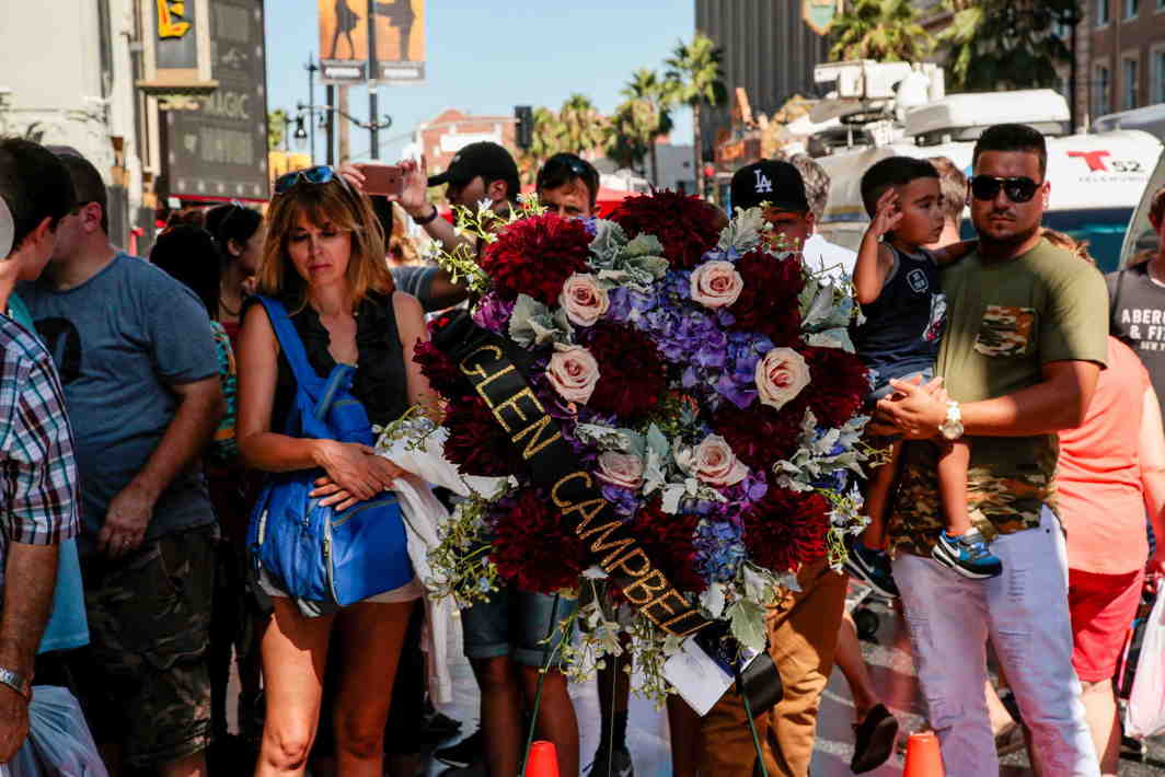 LONG LIVE THE MUSIC: A makeshift memorial appears for late country singer Glen Campbell around his star on the Hollywood Walk of Fame in Los Angeles, California, Reuters/UNI