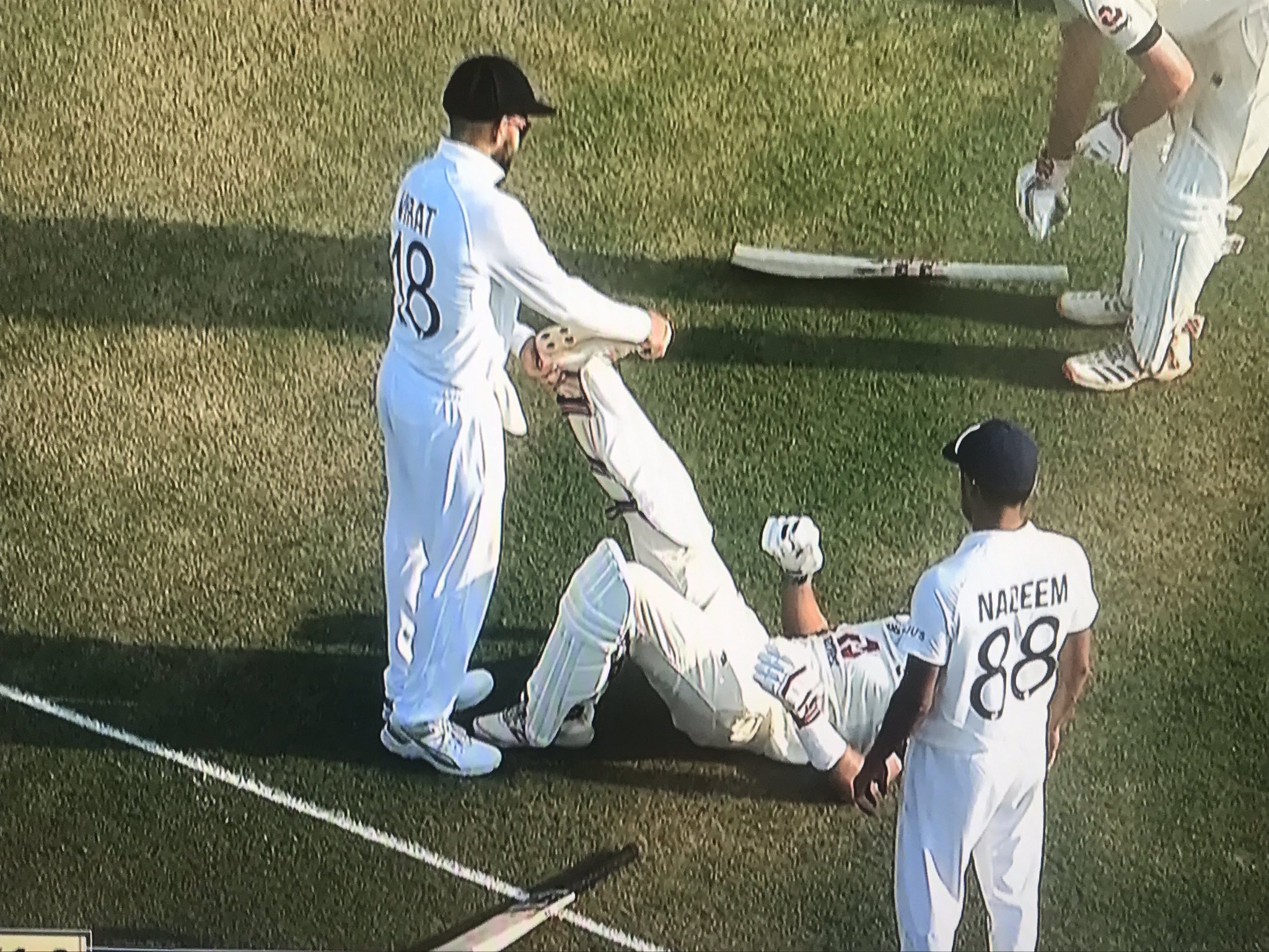 Virat Kohli helps out Joe Root