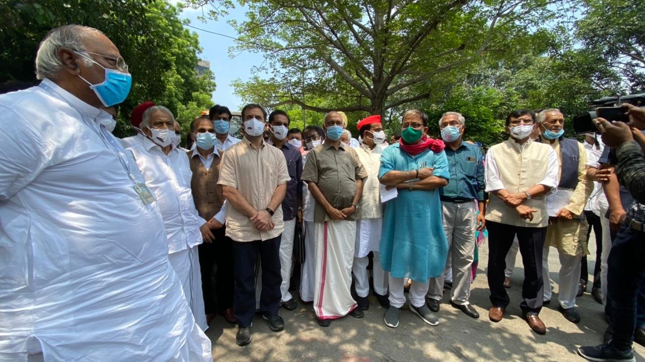 Opposition leaders join protesting farmers at Jantar Mantar