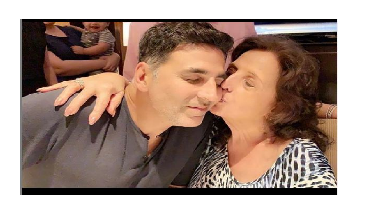 Akshay Kumar with mother