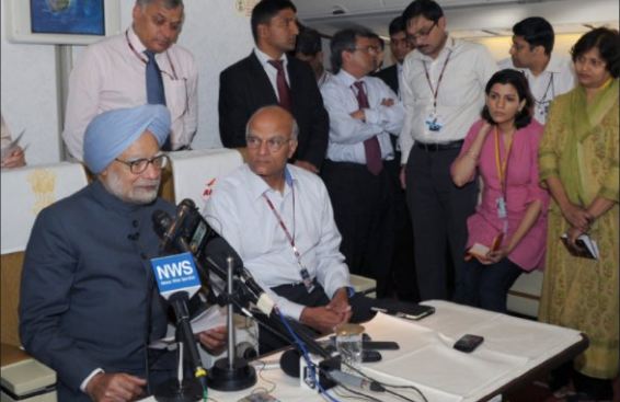 Manmohan Singh pictures holding press conference in flight