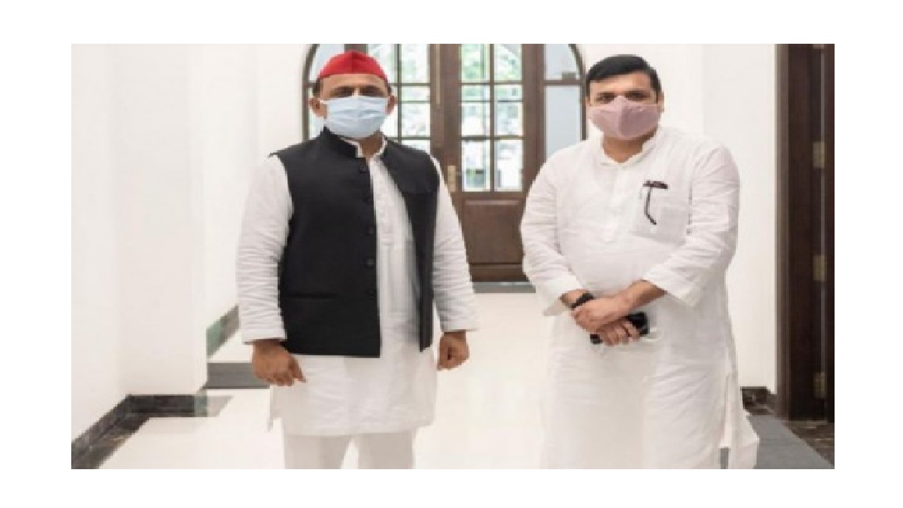 AAP leader Sanjay Singh met with Samajwadi Party supremo and former Chief Minister Akhilesh Yadav