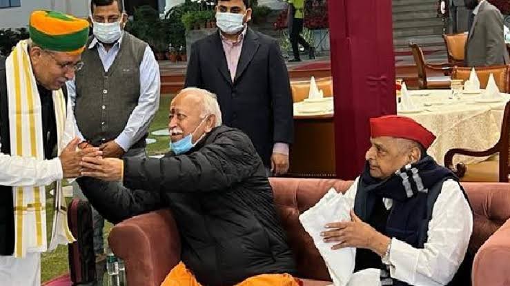 Mulayam Singh Yadav with Mohan Bhagwat