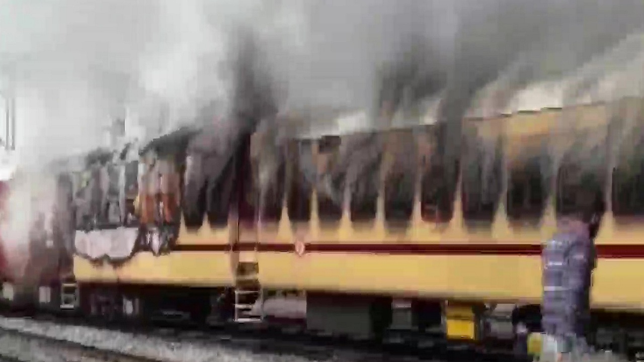 students vandalise train in Gaya