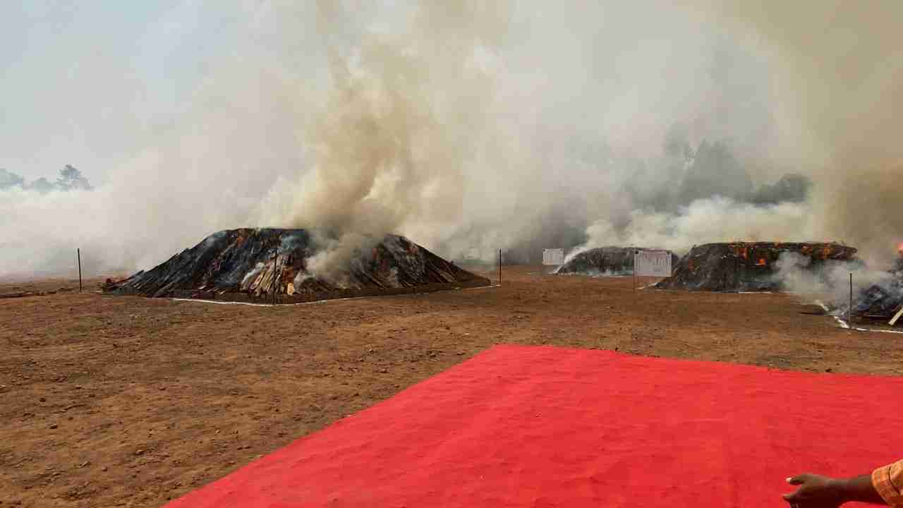 Andhra Pradesh police set 2 lakh kilos ganja on fire, tweeple say tune hawa main ganja milaya