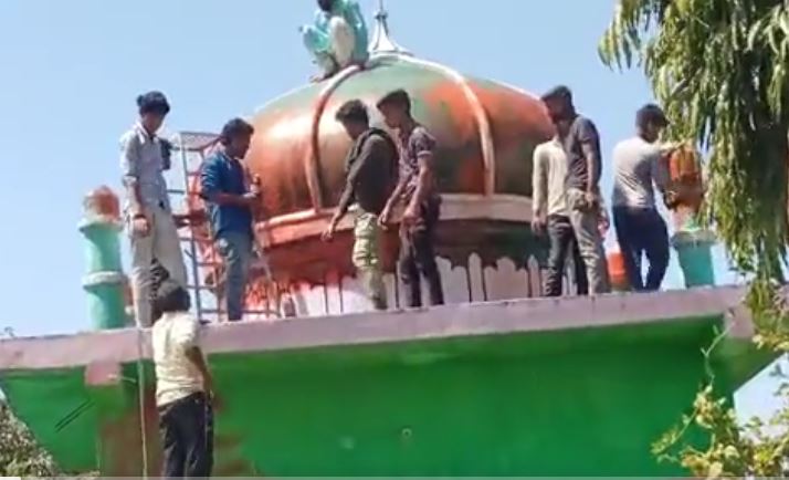 Mob vandalizes Narmadapur dargah