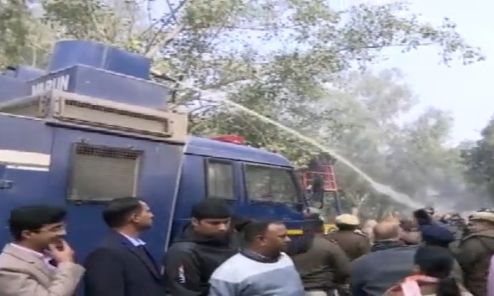 Delhi Police use water cannon against BJP workers