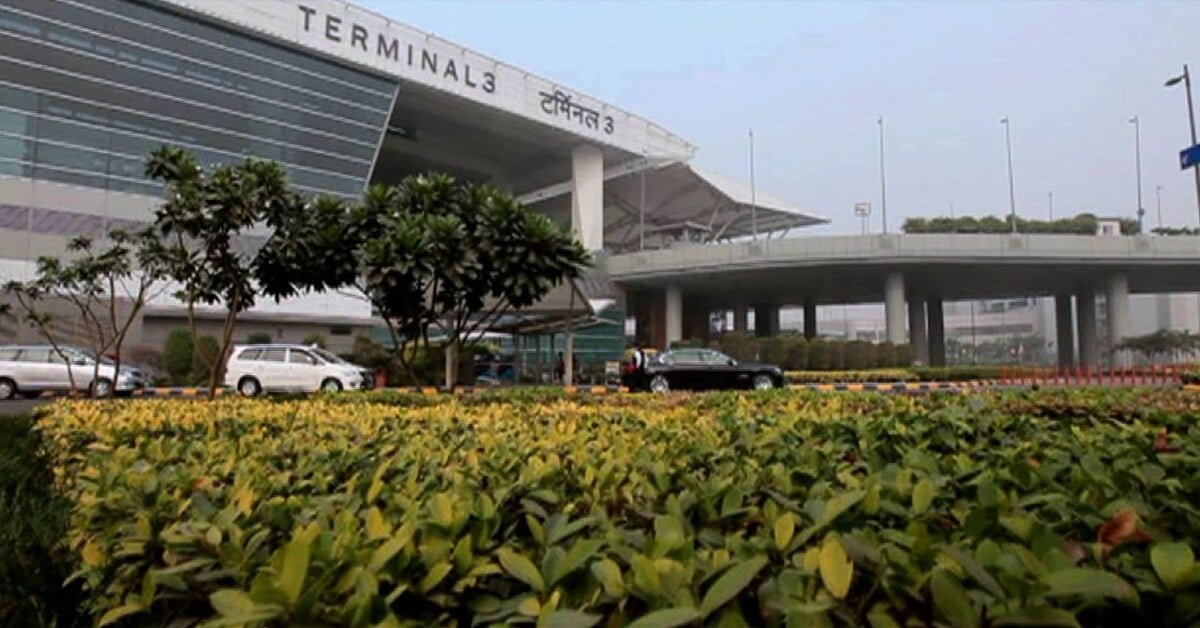 Drunk passenger pees publicly at Delhi IGI airport gate