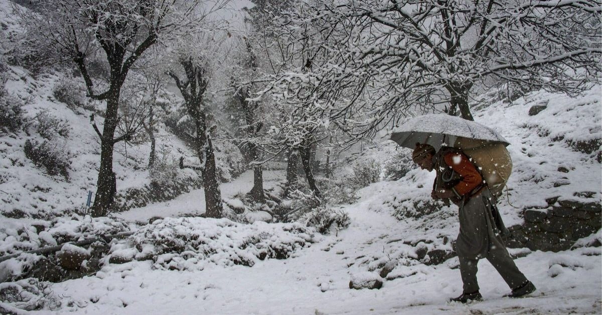 Jammu & Kashmir: Doctors help woman deliver via WhatsApp call in snow-capped Keran