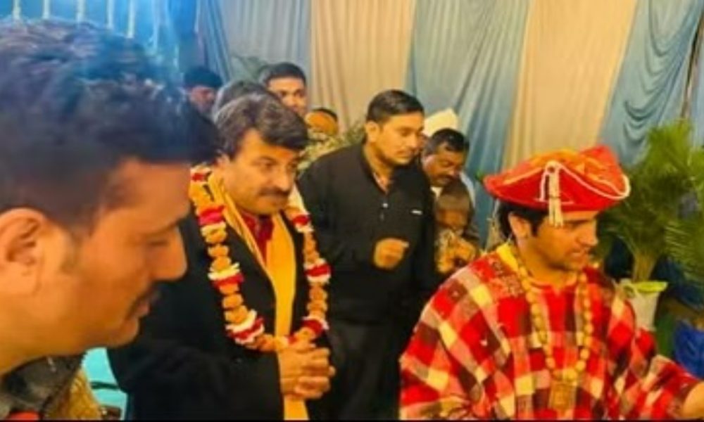 BJP MP Manoj Tiwari reaches Bageshwar Dham, sings Bhojpuri songs