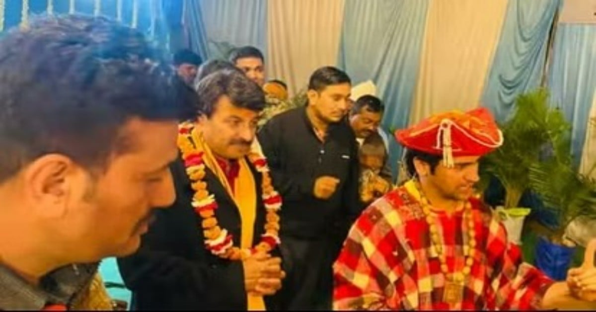 BJP MP Manoj Tiwari reaches Bageshwar Dham, sings Bhojpuri songs