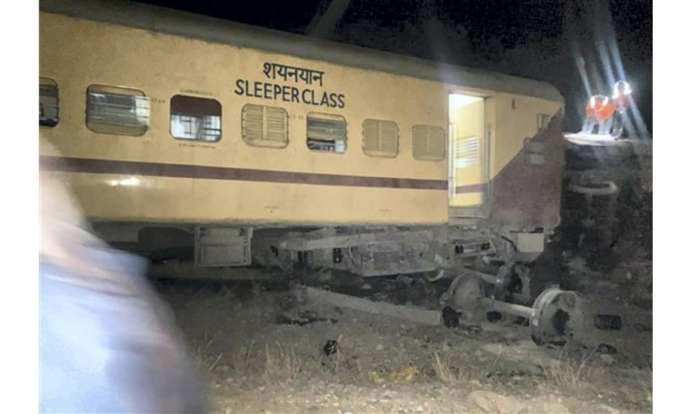 Mumbai local train derails