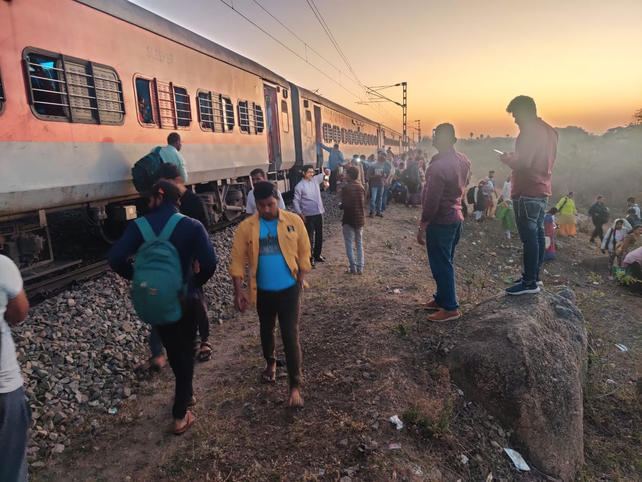 godavari-express-derailed