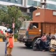 couple hugging in the middle of Pune road