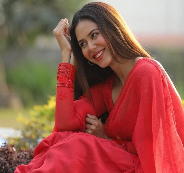 Sonam Bajwa Latest Pictures in Red Dress_9 (1)