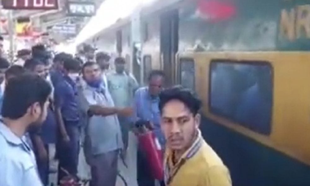 Massive fire breaks out on Garib Rath Express at Bihar's Muzaffarpur junction