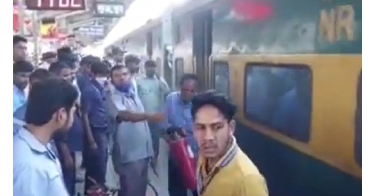 Massive fire breaks out on Garib Rath Express at Bihar's Muzaffarpur junction