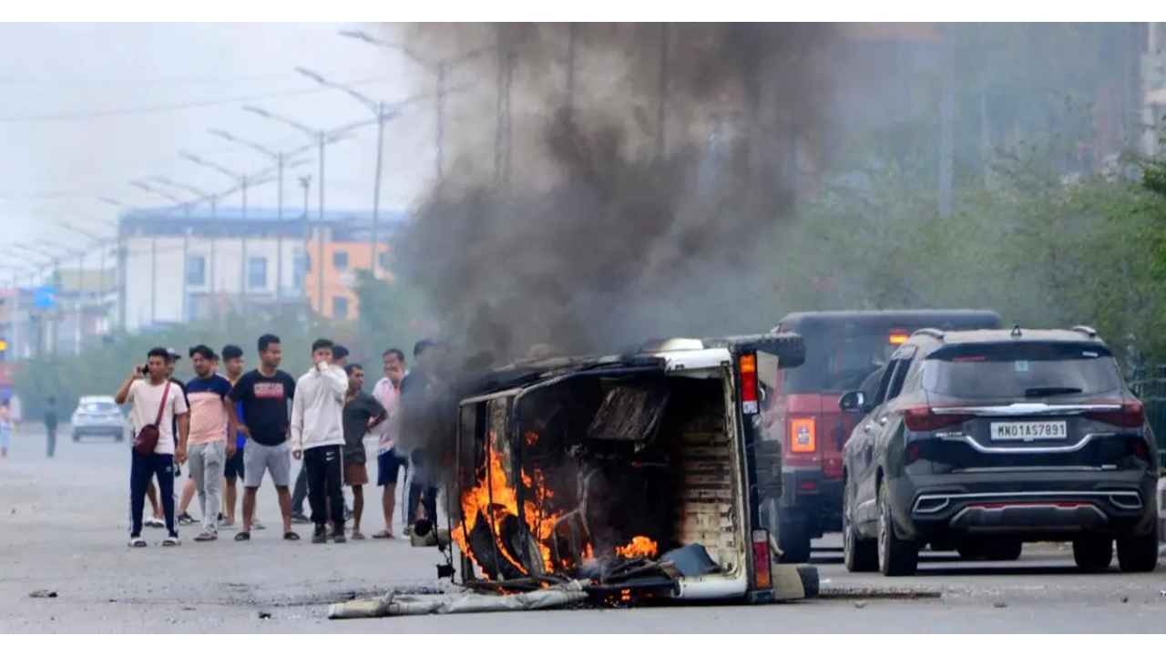 Manipur: 2 civilians injured in fresh clash with security forces, multiple attempts made to torch BJP leaders houses