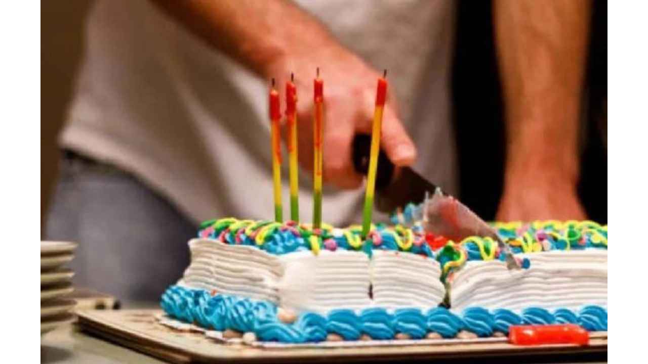 Wardha: Birthday boy catches fire, as he cut cakes during birthday celebration | Watch  video