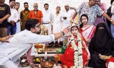 Kolkata: Priest worships 6 year old Muslim girl as an incarnation of goddess Durga during Durga Puja ceremony