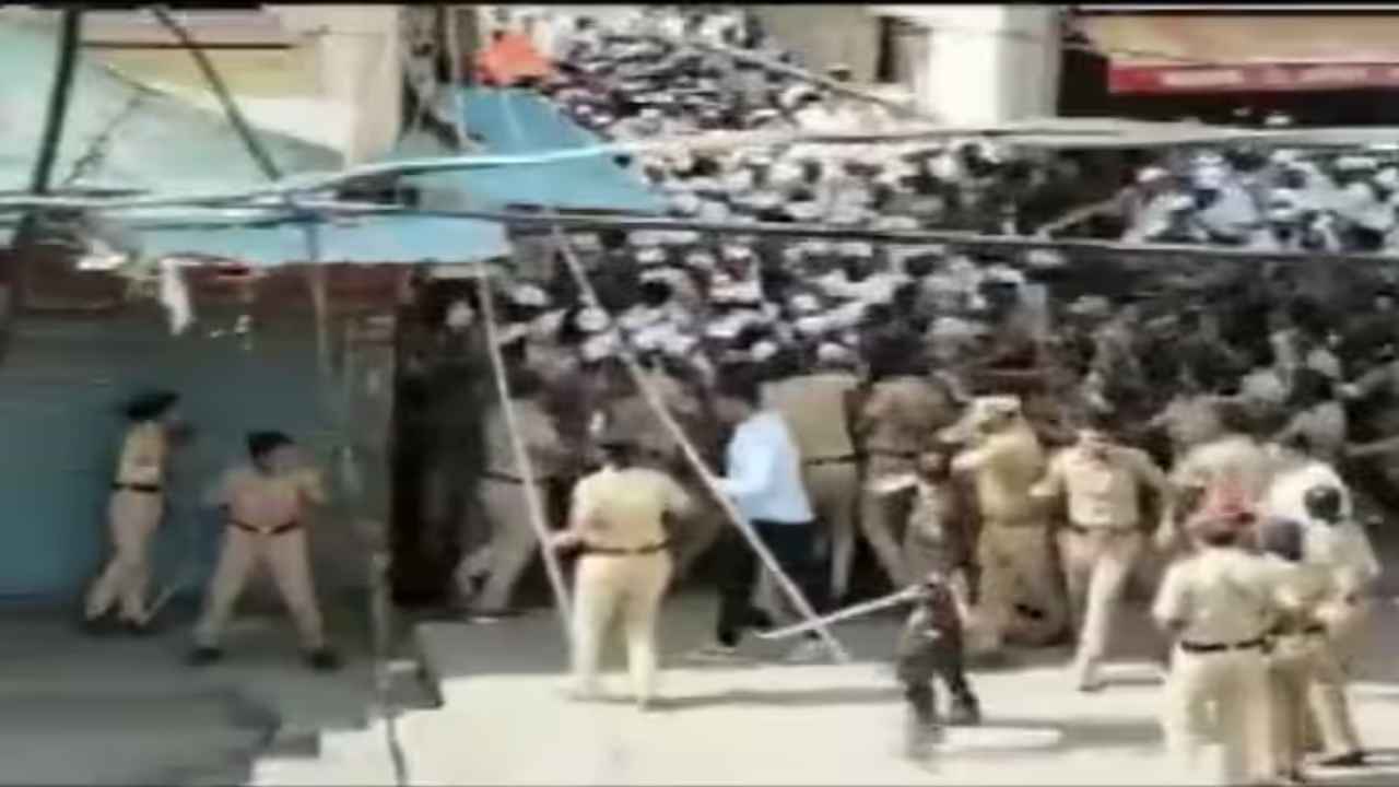 Maharastra: Deputy CM Devendra Fadnavis denies reports of lathi Charge on Warkaris outside Pune temple