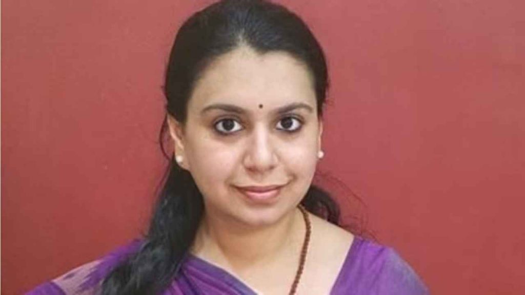 IAS Divya Mittal who cracked tough exams like IIT and IIM shares tips to improve focus while studying