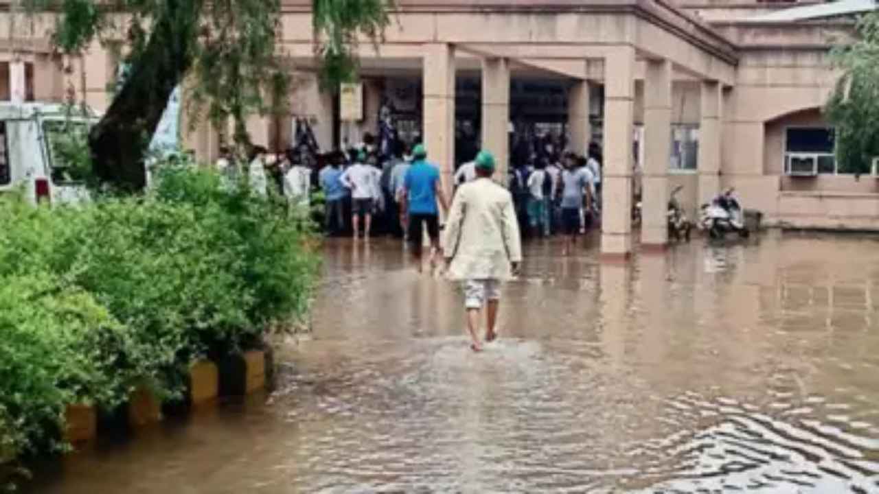 Monsoon showers clean up Noida’s polluted air but roads, societies and localties are flooded due to lack of preparation