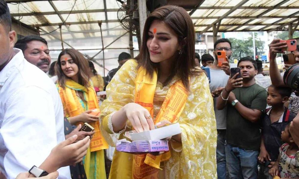 Kriti Sanon offers prayers, distributes sweets at Siddhivinayak temple after winning the National Film Award