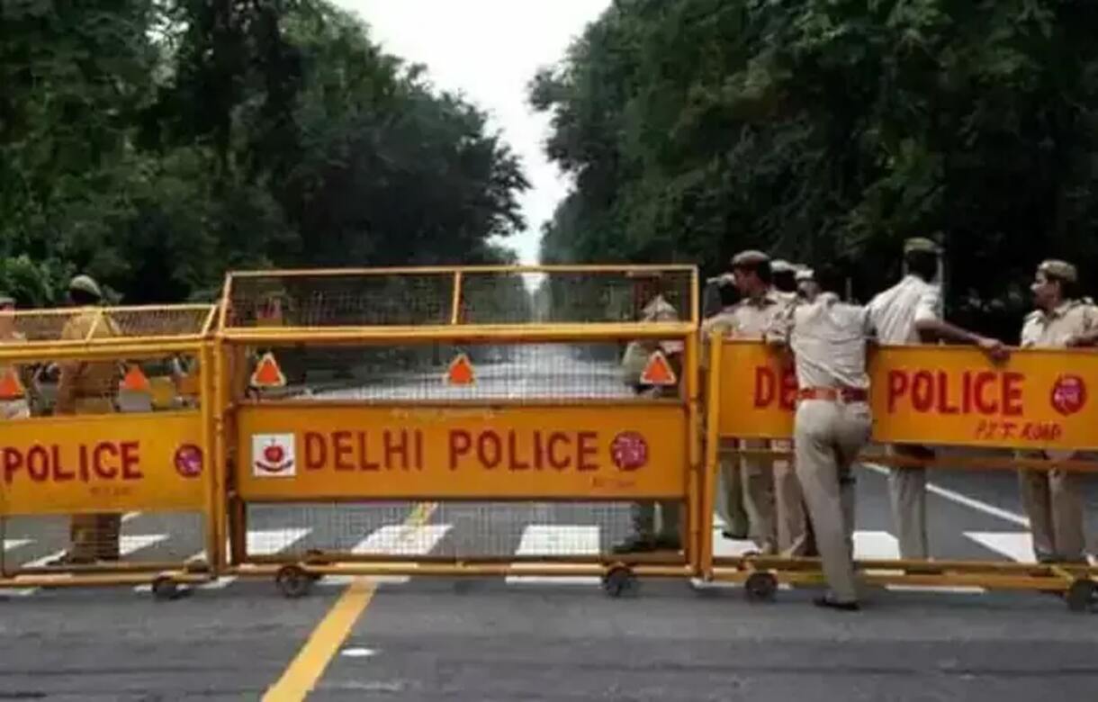 Delhi: 3 robbers stab man to death, injure 2 others