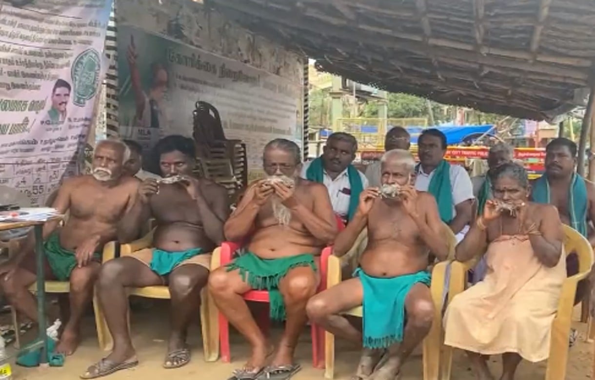 Cauvery water dispute: Tamil Nadu farmers hold dead mice in their mouth in protest against Karnataka government | Watch