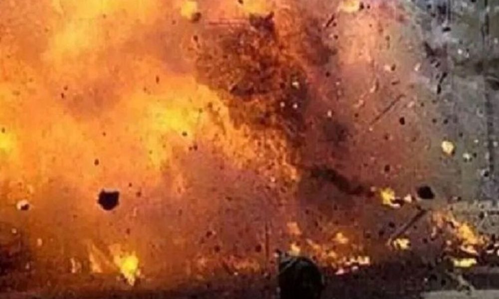 Anantnag: 8 labourers injured in load carrier vehicle explosion at Larkipora, investigation underway