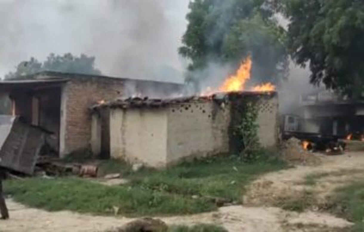 Uttar Pradesh: Mob sets several houses on fire after triple murder over land dispute in Kaushambi | Watch