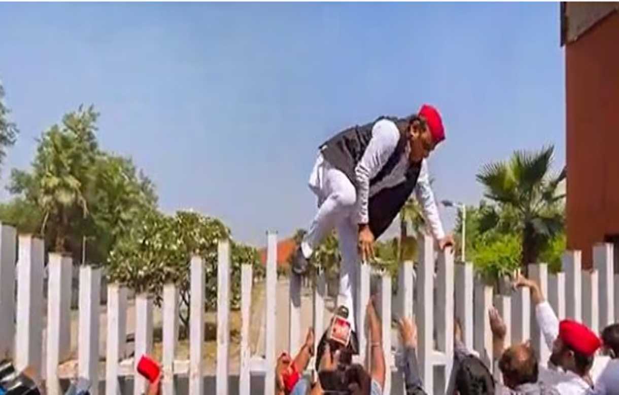 Watch: Akhilesh Yadav climbs gate of Jai Prakash Narayan International Centre after being denied entry