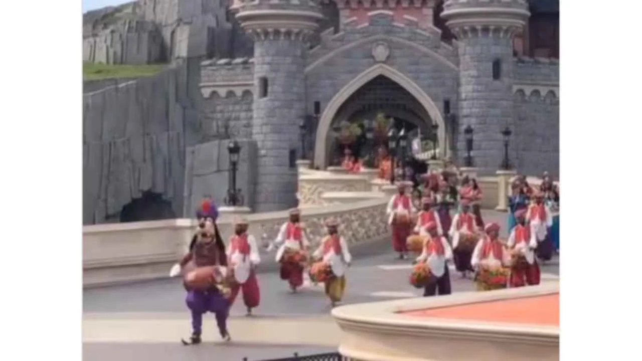 Disney’s Goofy turns into Goofinder Singh, leads Bhangra parade in Disneyland Paris