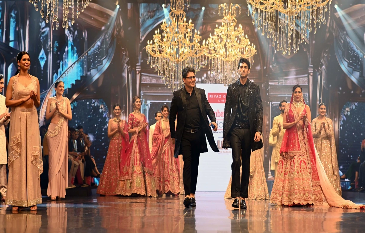 Television megastar Ronit Bose Roy and the vivacious Soundarya Sharma took to the ramp as the showstoppers for Libas. Saundarya was seen wearing a floral pink lehanga from the collection Mastana while Ronit wore an ivory white bandhgala trench coat handcrafted with cut dana work