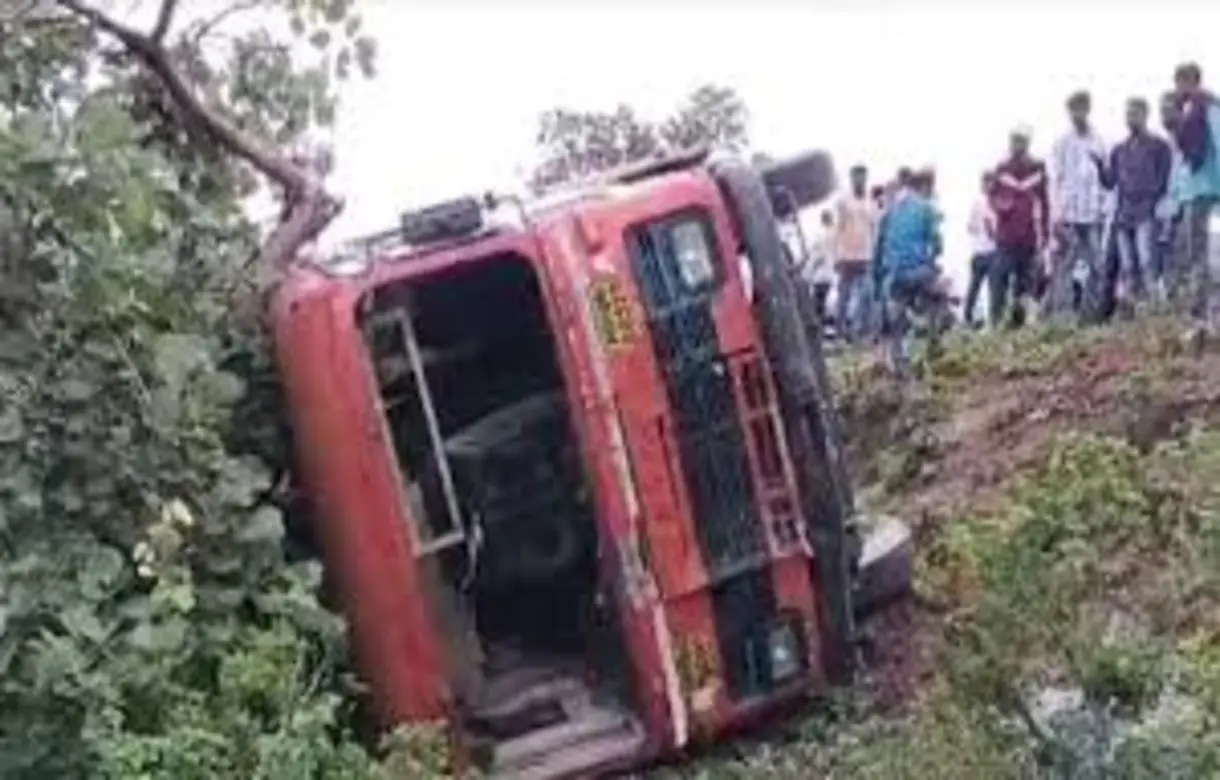 Maharashtra: 10 dead, several injured after bus overturns near Khajri village