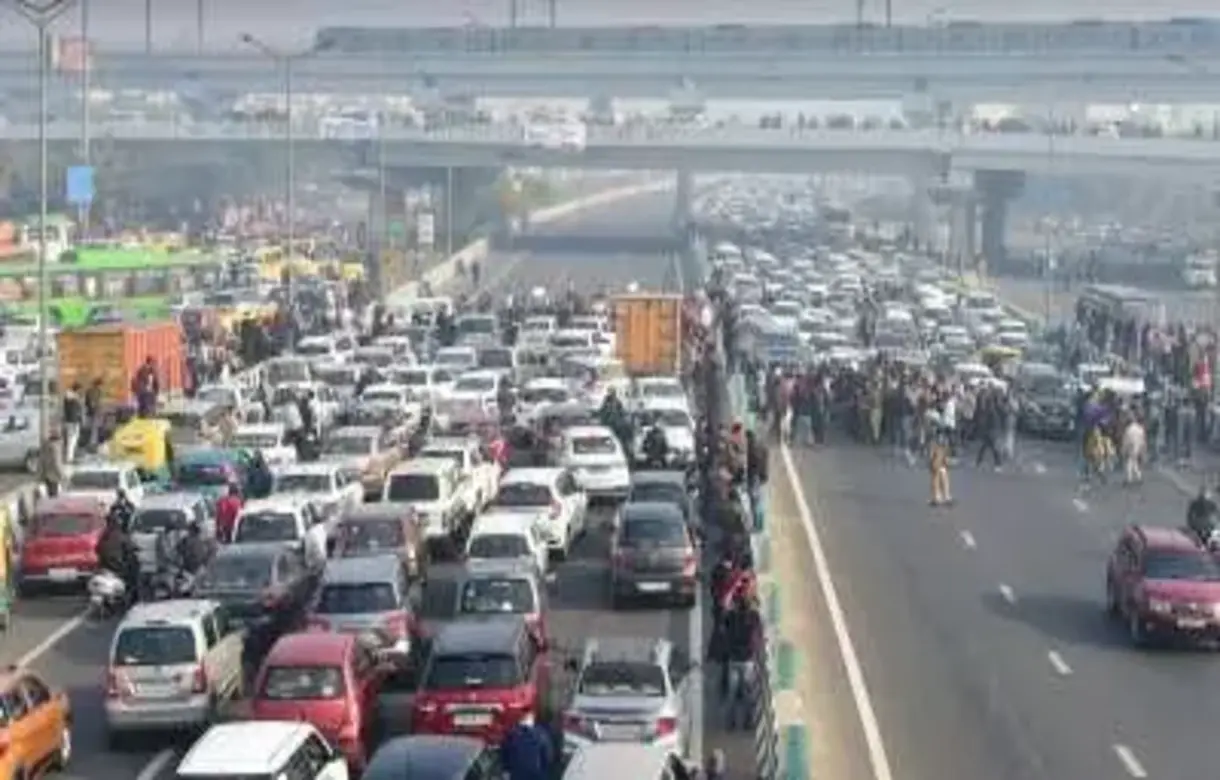 Farmers Protest: Police put up barricades, massive jam on Noida-Delhi roads