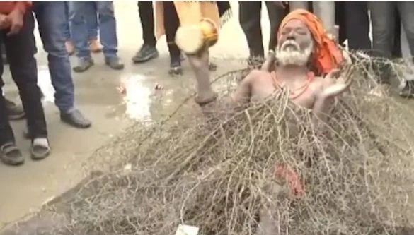 Kaante Wale Baba, Ramesh Kumar Manjhi, lying on thorns at Maha Kumbh, Prayagraj