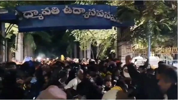 Devotees gather at Tirupati counters for Vaikuntha Ekadasi darshan tokens