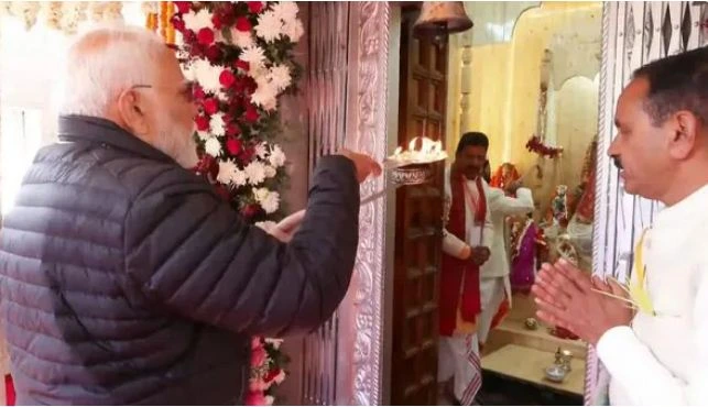 PM Modi performing Ganga Aarti at Mukhwa temple