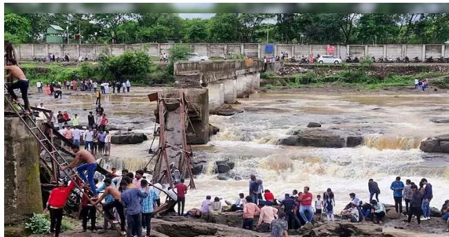 Pune-Bridge-collapse