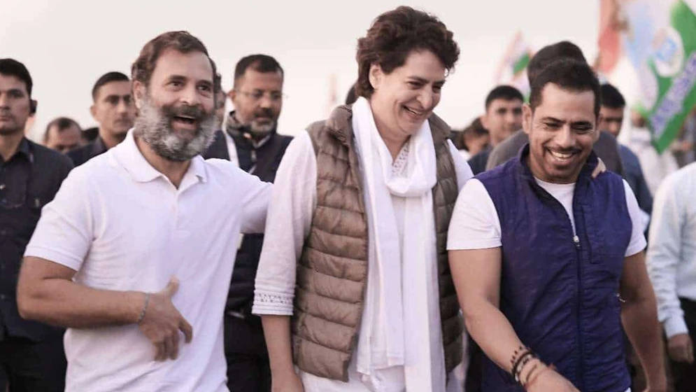 image shows rahul gandhi with priyanka vadra and robert vadra