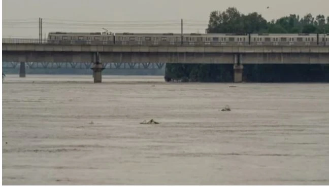 Image shows Yamuna river flowing in spate at danger mark