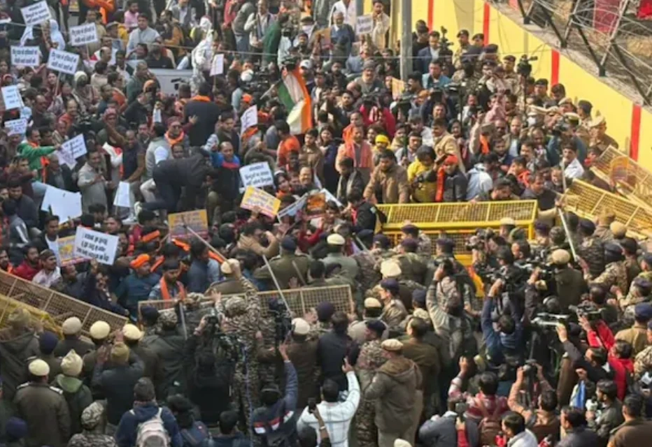 Protests outside Bangladesh High Commission in Delhi over lynching of Hindu youth in Bangladesh